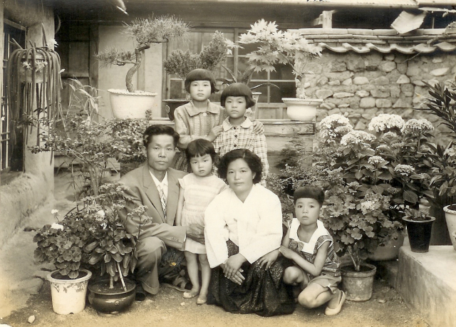 1962년 급장이 된 이용선(오른쪽 첫번째) 씨를 축하하기 위해 최정규(오른쪽 두번째) 씨 등 가족이 기념촬영을 하고 있다. 가족제공.