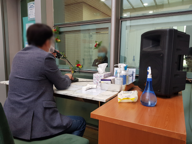 지난 8일 대구 동구의 한 요양원에서 양모 씨가 자신의 어머니와 비대면 면회를 하고 있다. 양 씨와 어머니는 유리막과 마스크 때문인지 의사소통이 쉽지 않아 보였다. 변선진 기자