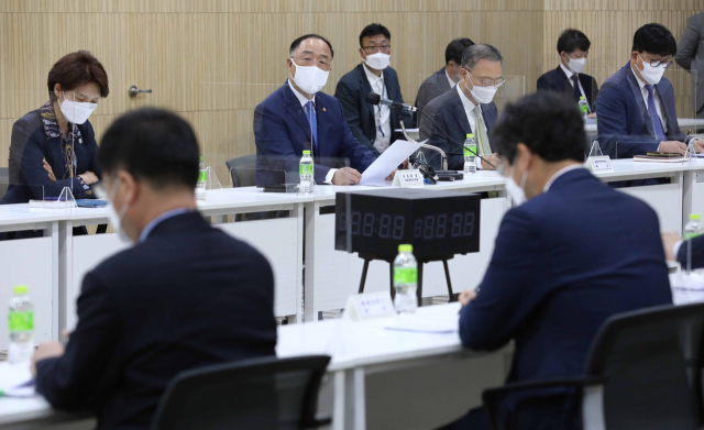 홍남기 경제부총리가 6일 오전 경기도 성남시 수정구 판교 시스템반도체 설계지원센터에서 열린 제9차 혁신성장 BIG3 추진회의를 주재하고 있다. 연합뉴스
