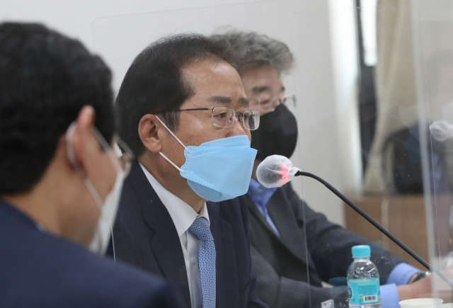 무소속 홍준표 의원이 18일 오후 서울 마포구 현대빌딩에서 열린 