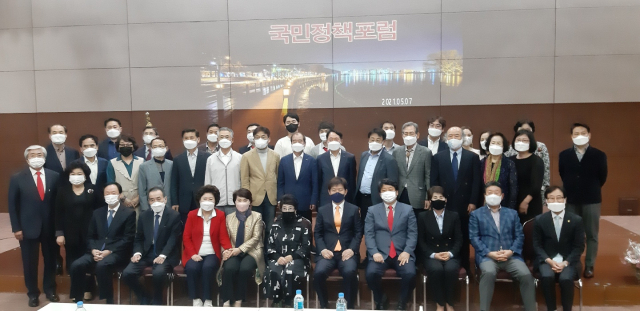 국민정책포럼(공동대표 김정훈 영남대 교수, 정순천 전 수성구갑 당협위원장)은 7일 동구 대구경북디자인센터에서 홍준표 국회의원, 이재하 대구상공회의소 회장 등이 참석한 가운데 