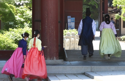 화창한 날씨를 보인 9일 서울 종로구 창덕궁을 찾은 시민들이 여유를 즐기고 있다. 연합뉴스