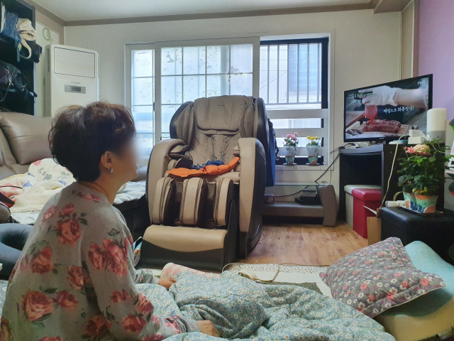 당뇨 합병증으로 집에서만 생활하는 한지수(가명·49) 씨. 홀로 살고 있는 원룸에는 이웃들이 도와주겠다며 가져다 준 가전 기구들이 빼곡히 차 있다. 배주현 기자