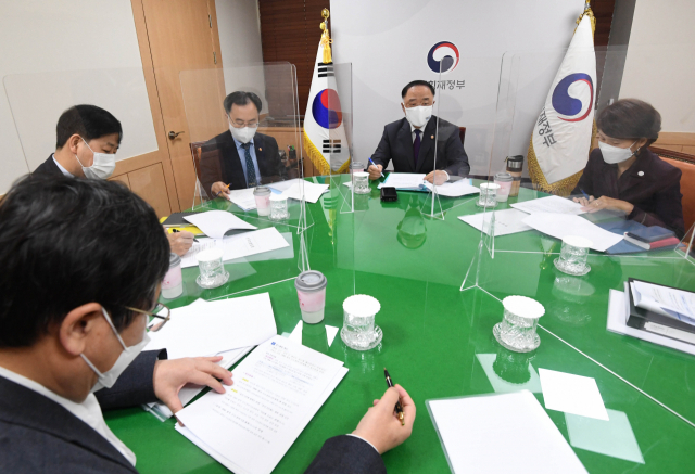 홍남기 국무총리 직무대행 겸 경제부총리가 10일 정부서울청사에서 관계장관회의(녹실회의)를 주재, 