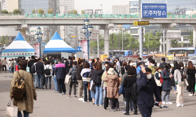 신종 코로나바이러스 감염증(코로나19) 신규 확진자 수가 525명을 기록한 가운데 7일 오후 서울역 코로나19 임시선별검사소를 찾은 시민들이 검사를 위해 줄을 서 있다. 연합뉴스