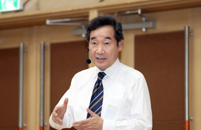 9일 오후 부산항 국제전시컨벤션센터에서 열린 가덕신공항-신복지 부산포럼 발대식에서 이낙연 전 총리가 연설하고 있다. 연합뉴스