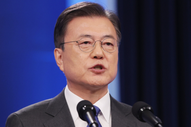 문재인 대통령이 10일 청와대 춘추관 대브리핑룸에서 취임 4주년 특별연설을 하고 있다. 연합뉴스