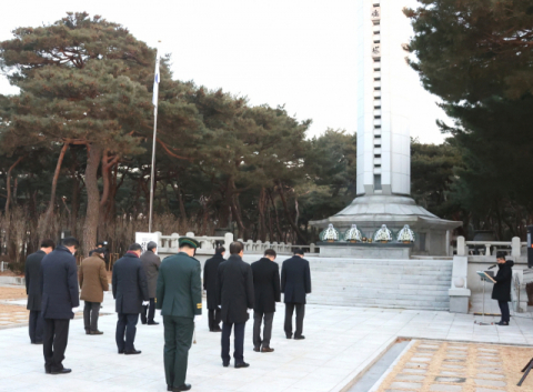 지난 1월 경주 지역 기관 관계자들이 새해 충혼탑을 찾아 참배하고 있다. 경주시 제공