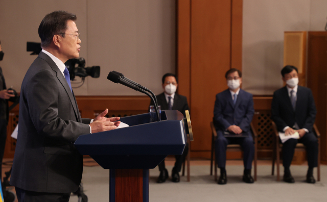 문재인 대통령이 10일 청와대 춘추관 대브리핑룸에서 취임 4주년 특별연설을 하고 있다. 연합뉴스