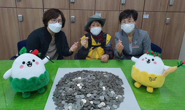 폐지를 수집해 판 돈으로 지속적으로 기부해온 박 할머니(가운데)가 영주1동 행정복지센터 직원들과 기념 촬영에 응했다. 박 할머니는 한사코 자신의 신분을 밝히기를 꺼려했다. 영주시 제공