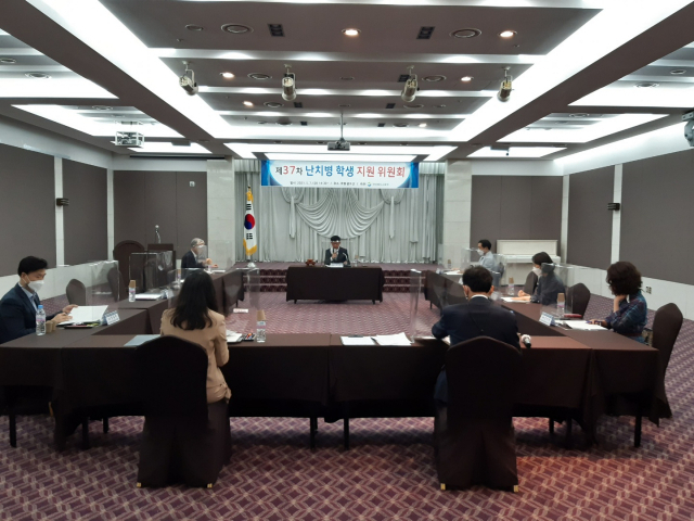 김용국 경북도교육청 교육국장(사진 가운데)과 난치병 학생 지원위원회 위원들이 지난 7일 경북 구미 호텔 금오산에서 