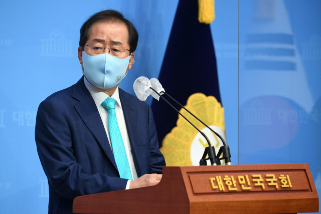무소속 홍준표 의원이 10일 서울 여의도 국회 소통관에서 국민의힘에 복당을 신청하겠다고 밝히고 있다. 연합뉴스