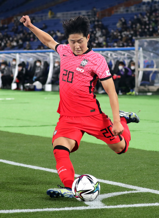 지난 3월 25일 일본 가나가와현 요코하마시 닛산스타디움에서 열린 80번째 한일전에서 코너킥 차는 이강인. 연합뉴스