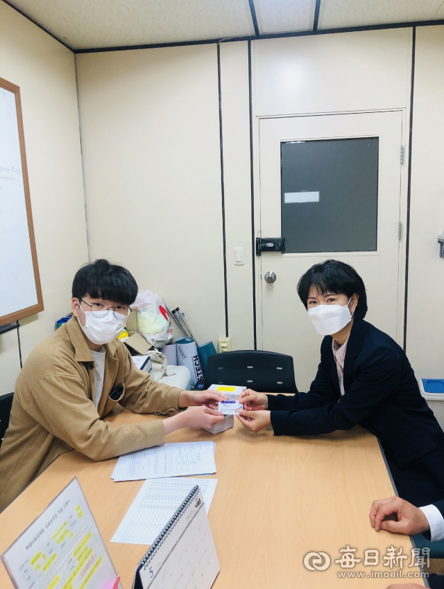 이현주 포항시 남구 효곡동장이 최근 포항시로 주소 이전을 마친 포스텍 학생에게 전입자 지원금을 전달하고 있다. 포항시 제공