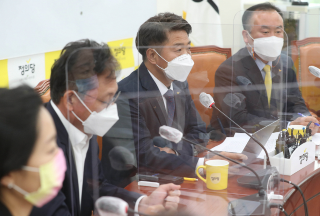정의당 여영국 대표(오른쪽 두 번째)가 10일 오전 서울 여의도 국회에서 열린 대표단 회의에서 발언하고 있다. 연합뉴스