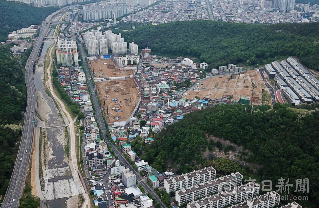 10일 재건축과 재개발이 활발히 진행 중인 대구 수성구 파동로 주변 달성군 가창에서 수성못오거리 방향으로 바라 본 모습. 아파트 완공 이후 이 일대 교통난을 걱정하는 주민들의 목소리가 높다. 우태욱 기자 woo@imaeil.com