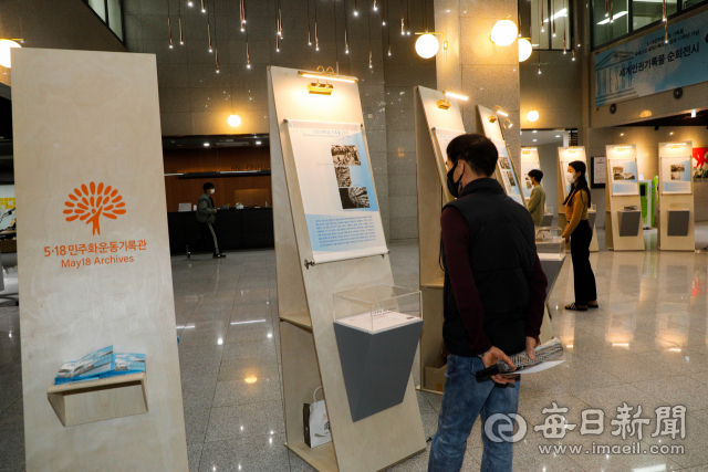 5.18 민주화운동 기록물 유네스코 세계기록유산 등재 10주년을 기념해 10일 경북대 중앙도서관에서 개막한 세계인권기록물 순회전시회를 찾은 한 학생이 5.18을 기록한 광주시민들의 일기와 성명서를 살펴보고 있다. 7월4일까지 진행되는 이번 전시는 5.18 기록물을 비롯해 아르헨티나 등 12개국의 인권운동 관련 유네스코 기록물을 소개한다. 우태욱 기자 woo@imaeil.com