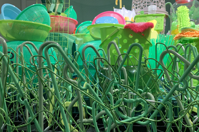 김찬미 작 Plastic nature, 플라스틱 소쿠리, 옷걸이, 의자, 가변설치 (2019년)