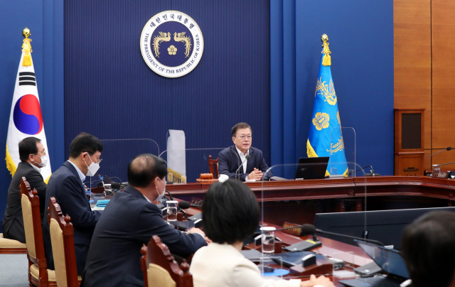 문재인 대통령이 10일 취임 4주년 기념 특별연설에 이어, 11일 오전 청와대 여민관에서 열린 제20회 국무회의에서 발언하고 있다. 연합뉴스
