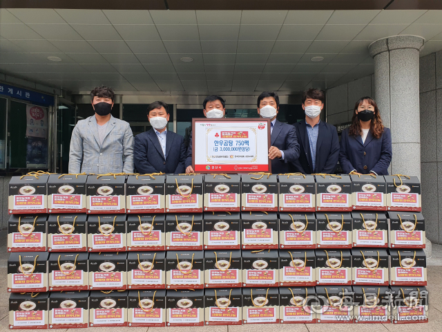 전국한우협회 경산시지부는 11일 경산시청을 방문해 취약계층을 위해 한우곰탕 750팩을 기탁했다.