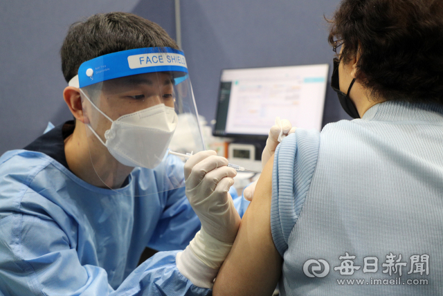 대구시민체육관에 마련된 코로나19 북구 예방접종센터에서 75세 이상 어르신이 화이자 백신 2차 접종을 받고 있다. 성일권 기자 sungig@imaeil.com