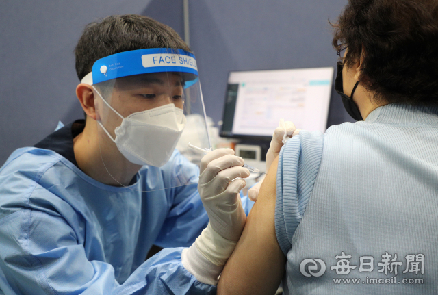 11일 대구시민체육관에 마련된 코로나19 북구 예방접종센터에서 75세 이상 어르신이 화이자 백신 2차 접종을 받고 있다. 성일권 기자 sungig@imaeil.com