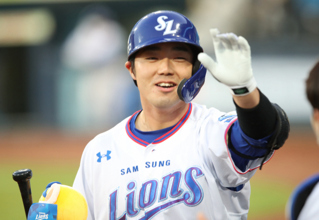 삼성라이온즈 포수 김민수가 지난 7일 대구 롯데전에서 데뷔 8년만의 첫 홈런을 쳐내고 환히 웃고 있다. 삼성라이온즈 제공