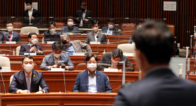 더불어민주당 재선의원들이 11일 오전 국회 예결위 회의장에서 열린 송영길 대표와의 간담회에서 송 대표의 인사말을 듣고 있다. 연합뉴스