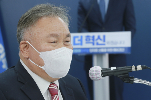 더불어민주당 이상민 중앙당선관위원장이 18일 오전 서울 여의도 중앙당사에서 열린 더불어민주당 당대표 후보자 선출을 위한 예비경선대회에서 개회선언을 하고 있다. 연합뉴스