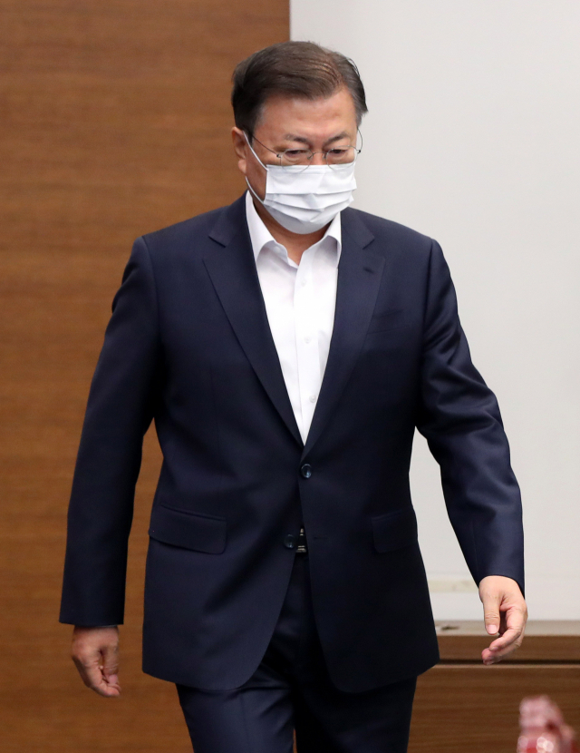 문재인 대통령이 11일 오전 청와대 여민관에서 열린 제20회 국무회의에 참석하고 있다. 연합뉴스