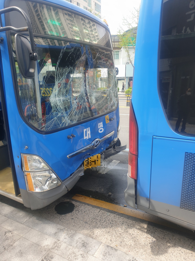 지난해 하반기 대구 시내버스의 교통사고 건수가 크게 늘어난 것으로 나타났다. 지난달 1일 대구 중구 남산동 반월당네거리 인근에서 정류장으로 진입하던 시내버스가 앞서 정차한 시내버스를 들이받는 사고가 발생해 승객 9명이 다쳤다. 매일신문 DB