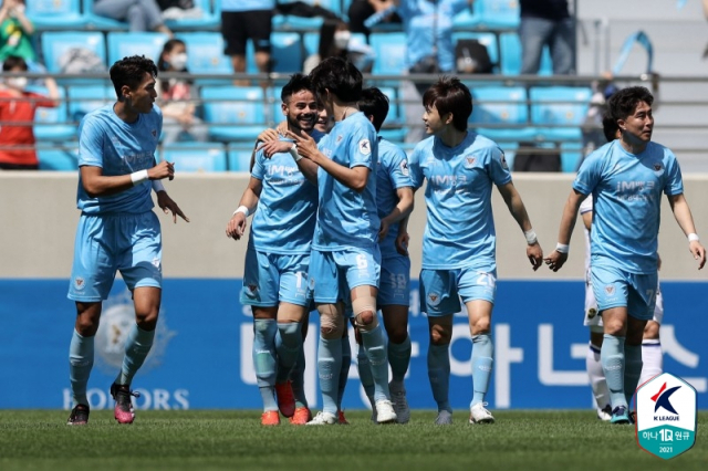 프로축구 K리그1 대구FC가 인천 유나이티드를 제물 삼아 창단 첫 5연승 행진을 벌였다. 대구는 8일 대구 DGB대구은행파크에서 열린 하나원큐 K리그1 2021 14라운드 홈 경기에서 김진혁과 세징야의 연속 골로 인천에 3-0으로 이겼다. 연합뉴스