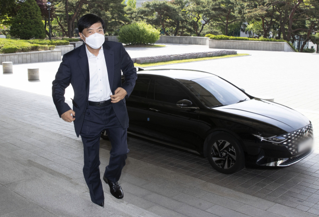 이성윤 서울중앙지방검찰청장이 11일 오전 서초구 서울중앙지검으로 출근하고 있다. 연합뉴스