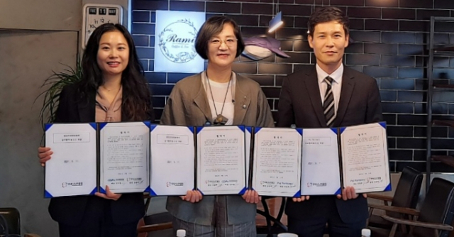 중앙치매예방협회, 창녕시니어클럽, PnJ Partners가 업무협약을 체결하고 있다. 창녕군 제공