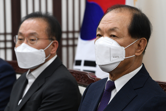 국민의힘 황우여 중앙당 선거관리위원장(오른쪽)이 11일 오후 서울 여의도 국회에서 열린 당 대표 및 최고위원 선출을 위한 중앙당 선거관리위원회 1차 회의에 참석, 김기현 대표 권한대행의 발언을 듣고 있다. 연합뉴스