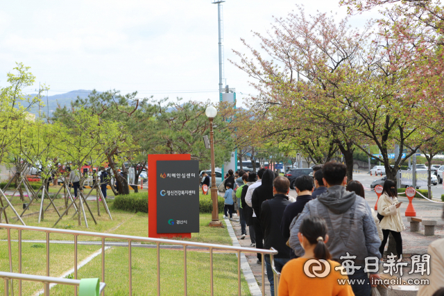 지난달 경산시민들이 경산시보건소 선별진료소에서 코로나19 진단검사를 받기 위해 기다리는 모습. 매일신문DB