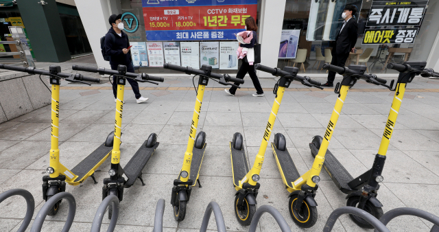 다음달부터 공유형 전동킥보드 등 개인이동수단을 지정 구역에 주차하거나 승용차 요일제에 참여하며 대중교통을 이용하고 받은 마일리지를 대구행복페이로 전환해 쓸 수 있게 된다. 대구 중구 동성로 한 거리에 주차된 공유킥보드. 매일신문 DB