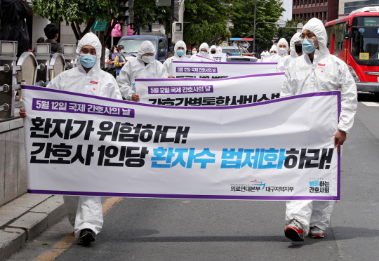 국제 간호사의 날을 맞아 12일 오전 대구 중구 동성로에서 대구 지역 간호사들이 근무 여건 개선을 촉구하는 기자회견을 열고 거리행진을 하고 있다. 김영진 기자 kyjmaeil@imaeil.com