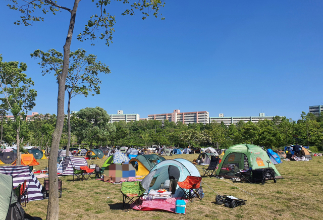 지난 9일 오후 서울 반포한강공원에서 시민들이 미세먼지가 걷힌 푸른 하늘 아래 텐트를 치고 휴식을 취하고 있다. 연합뉴스