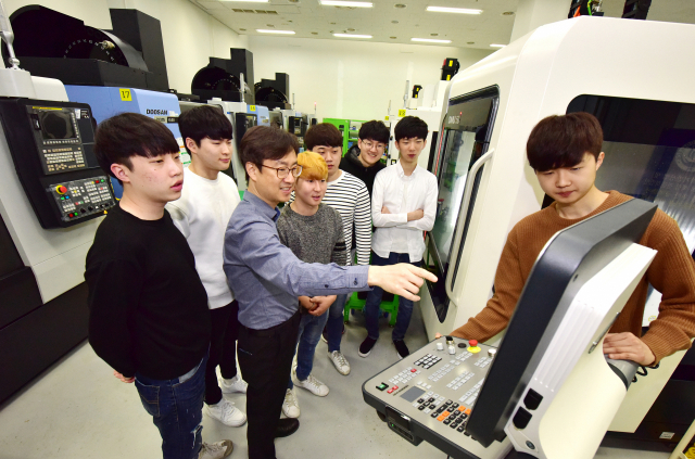 영진전문대 컴퓨터응용기계계열 학생들이 초정밀금형 관련 5축 가공 실습을 하고 있다. 영진전문대 제공