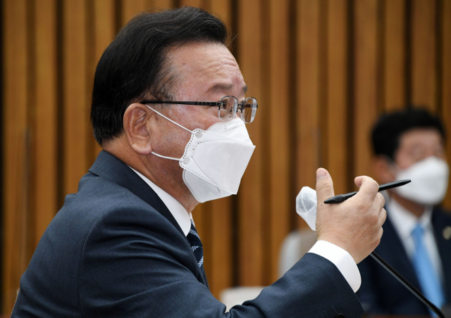 김부겸 국무총리 후보자가 지난 7일 오전 서울 여의도 국회에서 열린 인사청문회에서 의원들의 질의에 답하고 있다. 연합뉴스