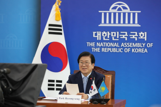 박병석 국회의장이 13일 오후 서울 여의도 국회에서 누를란 니그마툴린 카자흐스탄 하원 의장과 화상 회담을 하고 있다. 연합뉴스