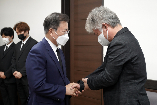 문재인 대통령이 13일 오후 경기도 평택 안중백병원 장례식장에 마련된 고 이선호 씨 빈소를 찾아 조문하고 유족을 위로하고 있다. 연합뉴스