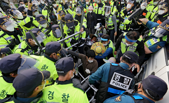 14일 오전 경북 성주군 초전면 소성리 마을회관 앞 도로에서 사드(THAAD·고고도미사일방어체계)기지로 공사 장비 반입을 저지하는 주민들과 경찰이 대치하고 있다. 김영진 기자 kyjmaeil@imaeil.com