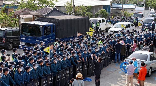 14일 오전 경북 성주군 초전면 소성리 사드(THAAD·고고도미사일방어체계)기지로 공사 장비 및 생필품을 실은 차량들이 들어가고 있다. 김영진 기자 kyjmaeil@imaeil.com