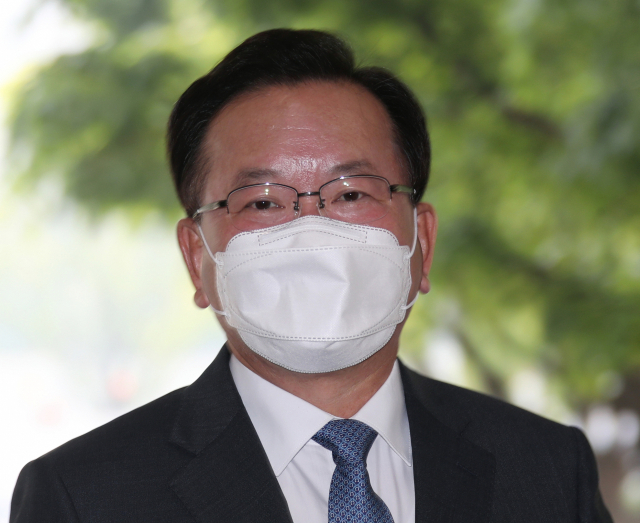 김부겸 신임 국무총리가 14일 오전 서울 세종로 정부서울청사로 출근하고 있다. 문재인 대통령은 이날 오전 7시께 김 총리 임명안을 재가했다. 연합뉴스