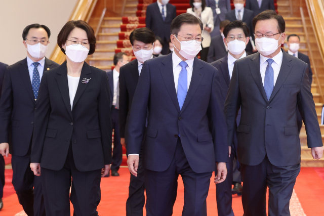 문재인 대통령이 14일 오전 청와대에서 김부겸 신임 국무총리와 장관들에게 임명장을 수여한 뒤 환담장으로 이동하고 있다. 앞줄 왼쪽부터 임혜숙 과기정보통신부 장관, 문재인 대통령, 김부겸 국무총리. 뒷줄 왼쪽부터 문승욱 산업통상자원부 장관, 안경덕 고용노동부 장관, 노형욱 국토교통부 장관. 연합뉴스
