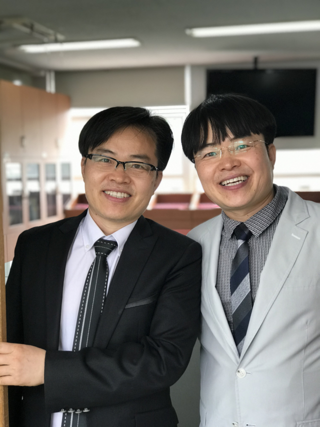 30년째 교사의 길을 함께 걷는 쌍둥이 형제가 있다. 형인 대청초교 장일성(오른쪽) 교감과 동생인 신암초교 장용성 교감이 그들이다. 둘은 서로를 스승이자 절친이라고 말한다. 대구시교육청 제공