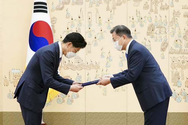 문재인 대통령이 14일 오전 청와대에서 노형욱 국토교통부 장관에게 임명장을 수여하고 있다. 연합뉴스