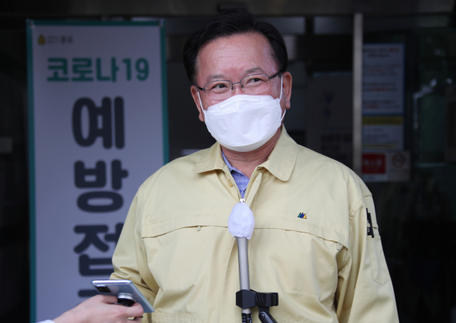 김부겸 국무총리가 14일 오후 서울 종로구 보건소에서 신종 코로나바이러스 감염증(코로나19) 백신 접종을 마치고 소감을 말하고 있다. 연합뉴스